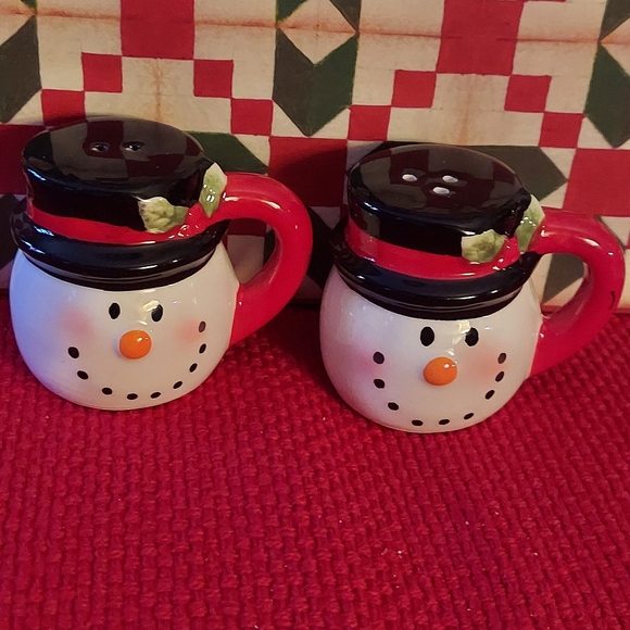 Snowmen Mug Style Salt & Pepper Shakers - Picture 1 of 10